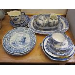 QUANTITY OF VARIOUS BLUE AND WHITE TABLE WARES INCLUDING AN EARLY 19TH CENTURY HAND DECORATED