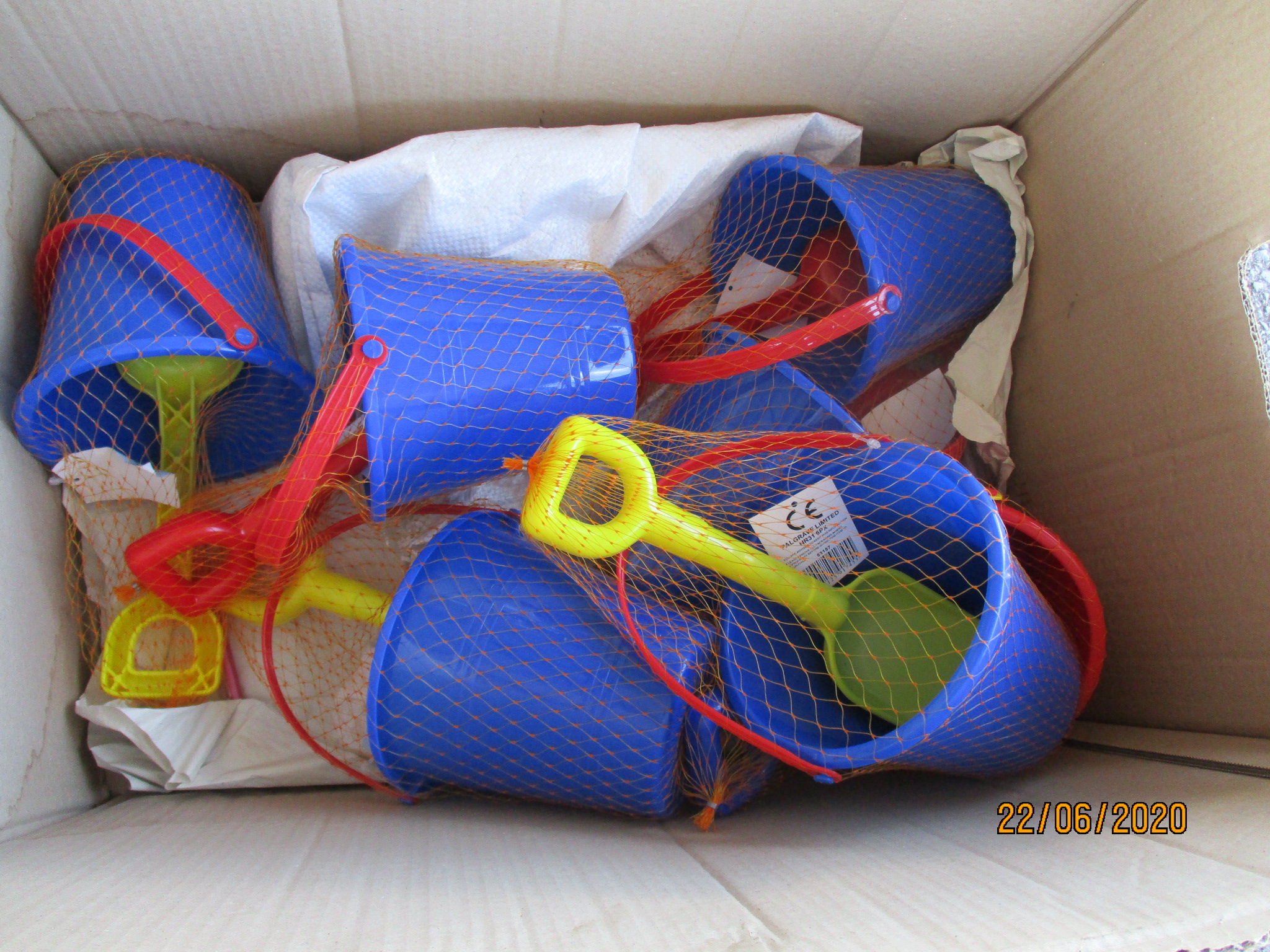 BOX CONTAINING QUANTITY OF PLASTIC CHILDREN’S BUCKETS AND SPADE SETS
