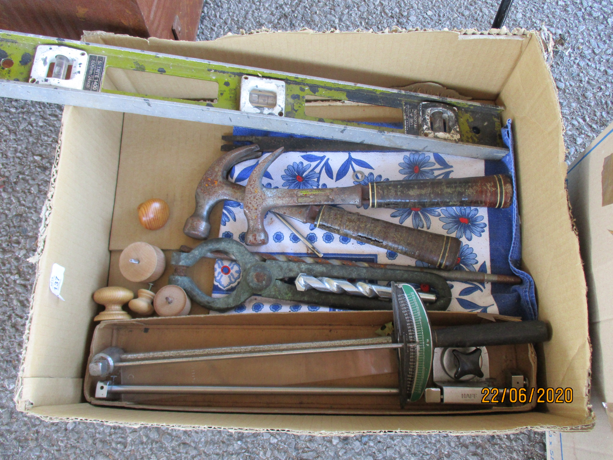 BOX CONTAINING VARIOUS VINTAGE TOOLS ETC