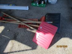 QUANTITY OF VARIOUS SNOW SHOVELS