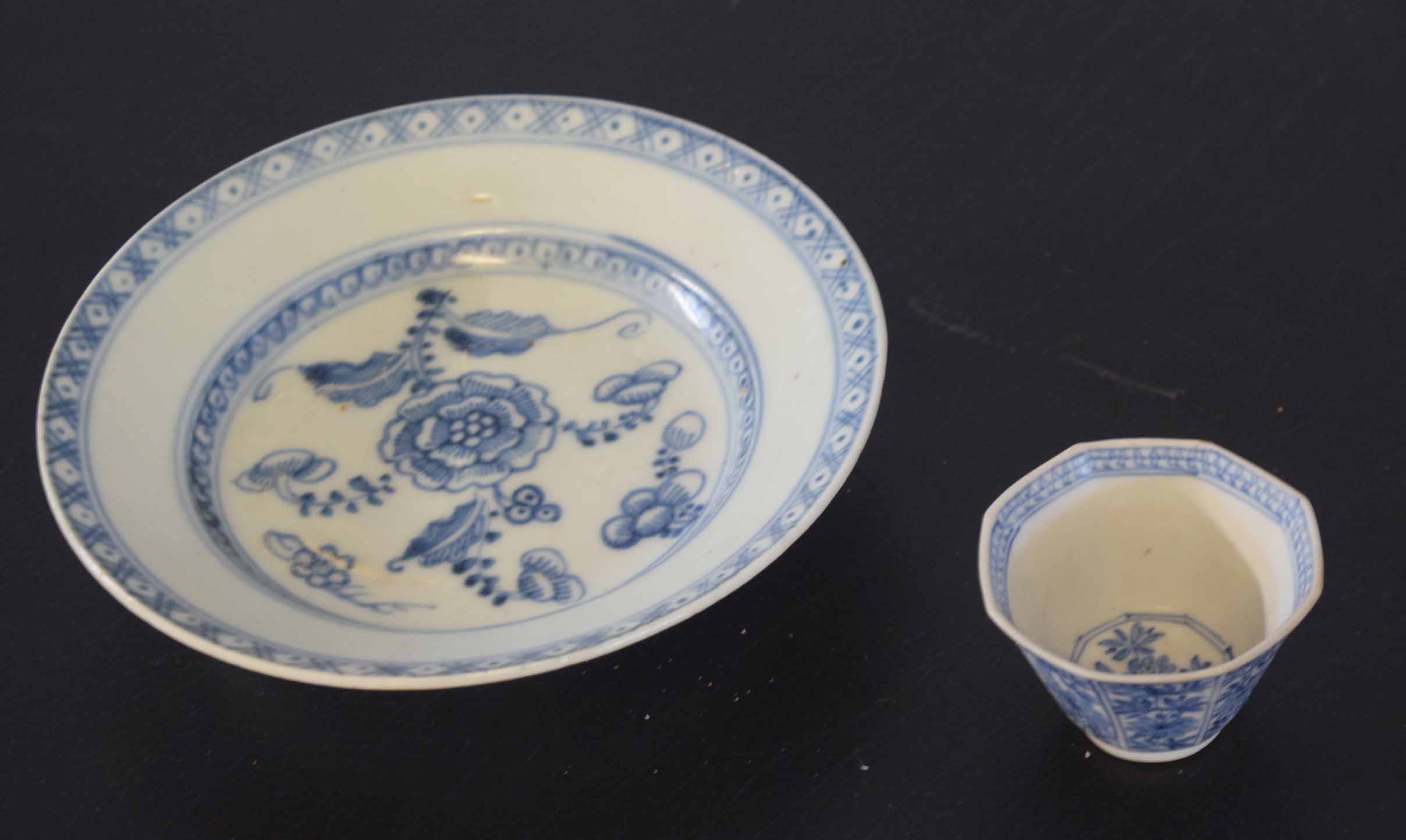 Small Chinese porcelain plate from the Teksing Cargo together with an octagonal tea bowl (2)