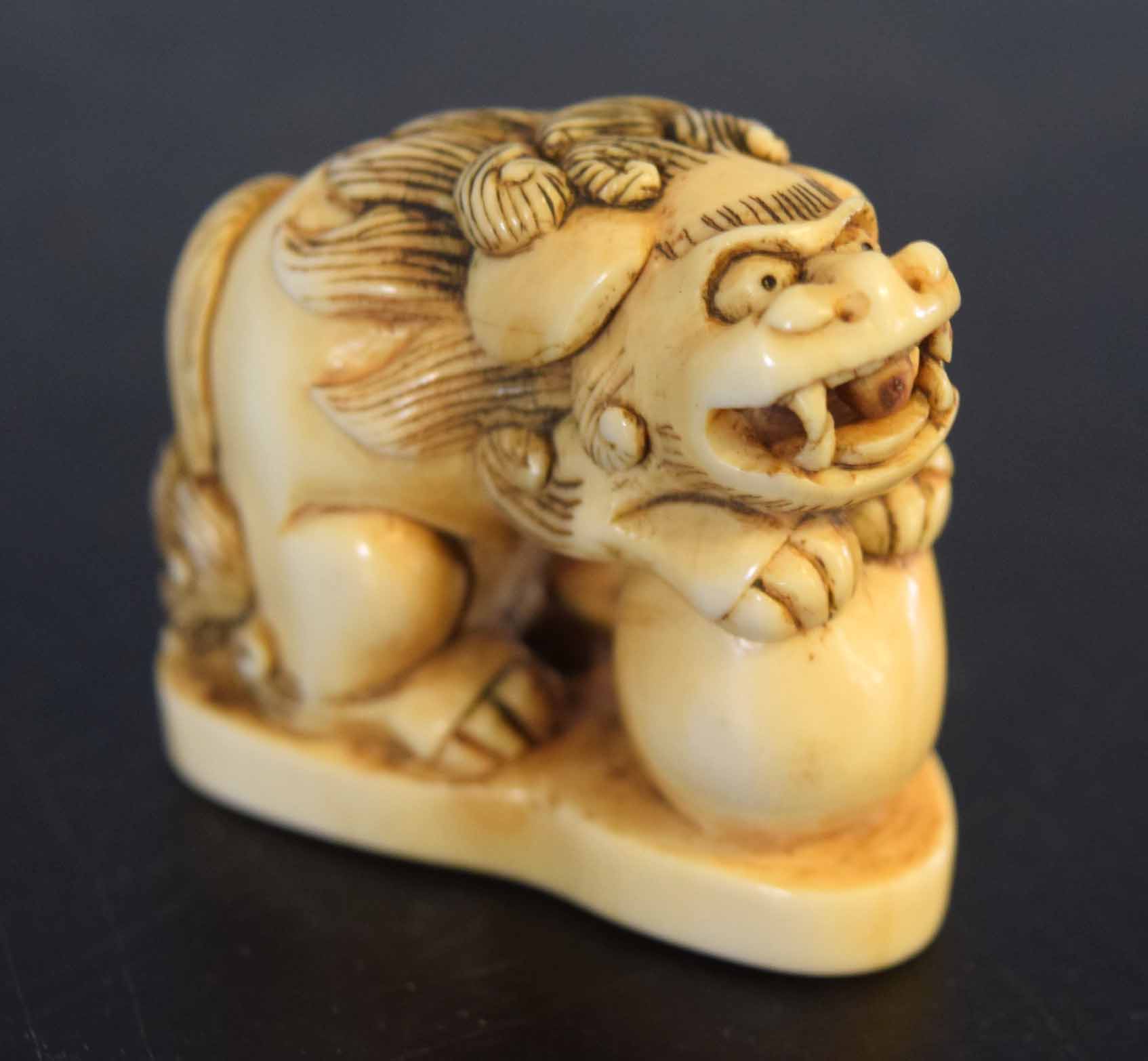 Ivory figure of a dragon, 5cm high