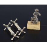 Silver metal model of a violinist and two silver metal knife rests (3)