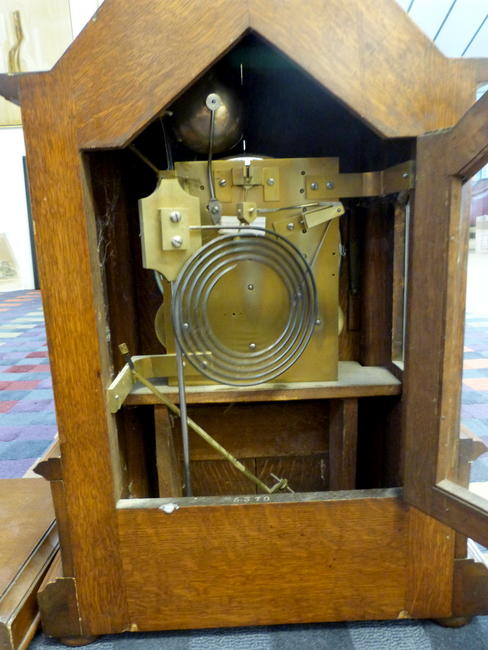 Large oak cathedral style bracket clock with matching bracket, arched top with central decorative - Image 4 of 4