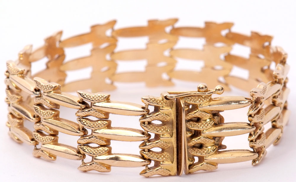 A 750 stamped modern gate bracelet, a design with three plain polished and textured links, 21gms - Image 3 of 4