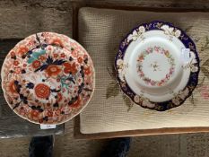 EARLY 19TH CENTURY HAND PAINTED PLATE WITH FLORAL DECORATION ON A BLUE AND WHITE GROUND, TOGETHER