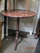 19TH CENTURY MAHOGANY PEDESTAL WINE TABLE, THE CIRCULAR SNAP TOP WITH RAISED EDGE (REPAIRS) ON A