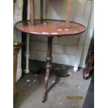 19TH CENTURY MAHOGANY PEDESTAL WINE TABLE, THE CIRCULAR SNAP TOP WITH RAISED EDGE (REPAIRS) ON A