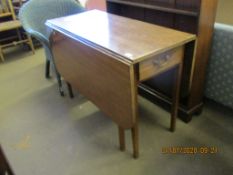 MAHOGANY DROP LEAF TABLE WITH SINGLE FRIEZE DRAWER TO ONE END, 107CM LONG