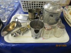 TRAY OF VARIOUS SILVER PLATED WARES INCLUDING BISCUIT BARREL, TANKARD ETC