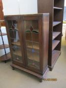 EARLY 20TH CENTURY OAK BOOKCASE WITH COLOURED LEADED GLAZED DOORS, 76CM WIDE