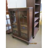 EARLY 20TH CENTURY OAK BOOKCASE WITH COLOURED LEADED GLAZED DOORS, 76CM WIDE