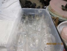 BOX CONTAINING VARIOUS GLASS WARE