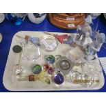TRAY CONTAINING VARIOUS SMALL COLLECTIBLES INCLUDING BOTTLE POURERS ETC