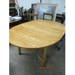 LATE 20TH CENTURY EXTENDING OVAL TABLE, APPROX 162CM