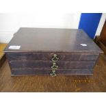 SMALL TABLE TOP THREE DRAWER COLLECTORS CABINET, WIDTH APPROX 37CM