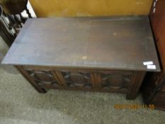 MID-20TH CENTURY REPRODUCTION OAK COFFER, APPROX 91CM