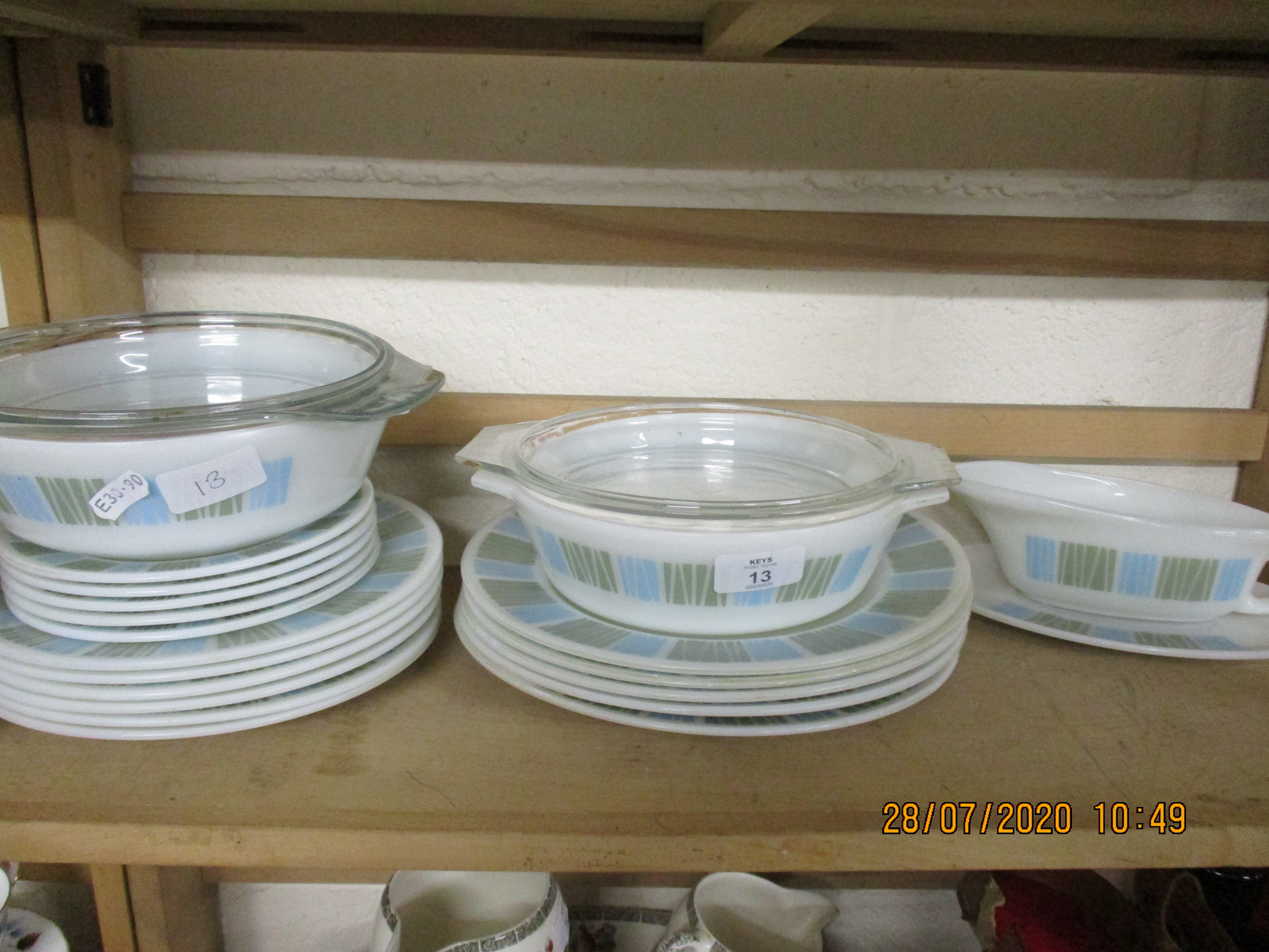 QUANTITY OF 1960S/70S PYREX TYPE DINNER WARES