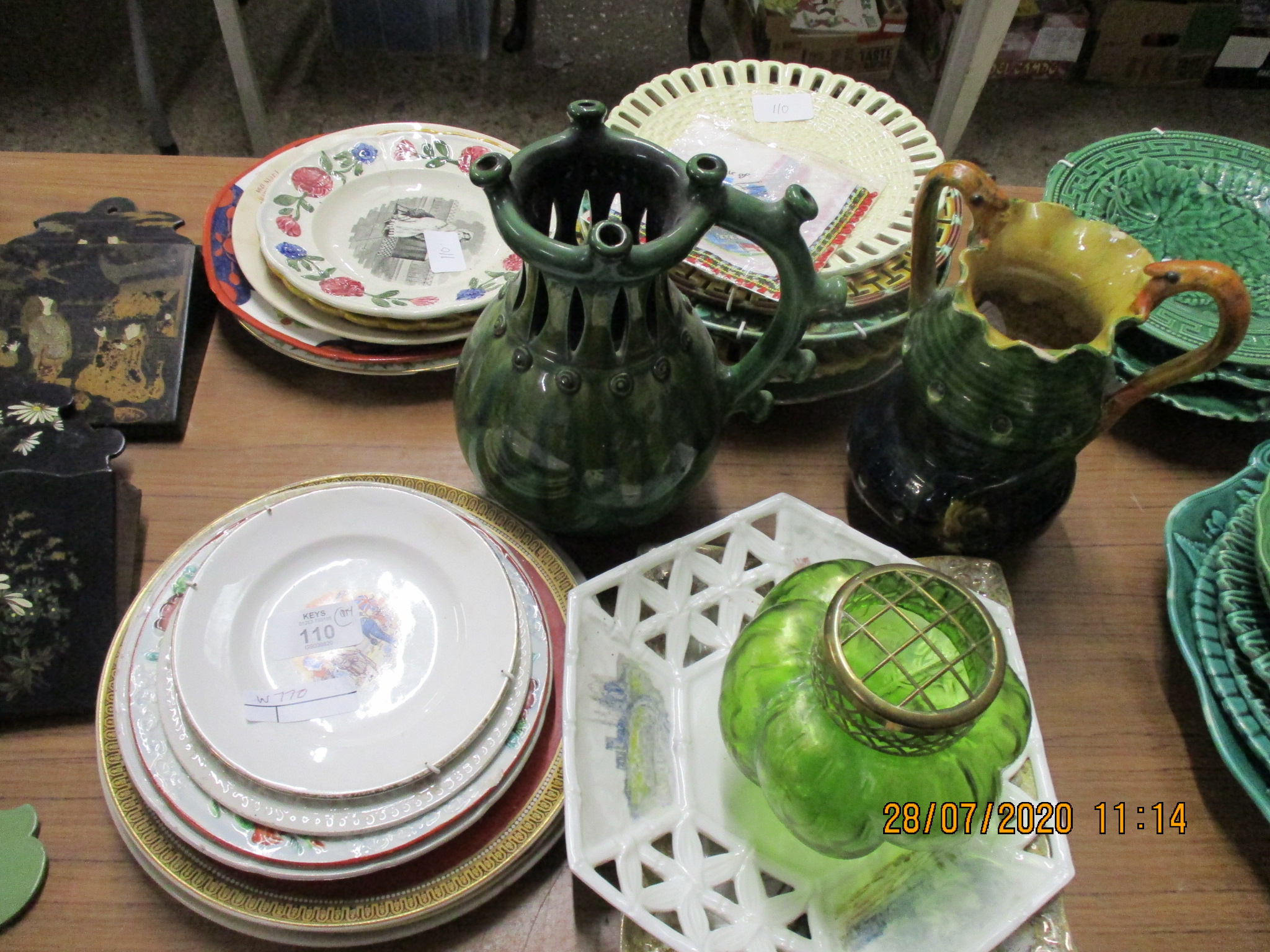 QUANTITY OF VARIOUS CERAMICS INCLUDING PLATES ETC