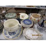 QUANTITY OF VARIOUS DECORATIVE AND HOUSEHOLD CERAMICS TO INCLUDE A ROYAL DOULTON VASE (A/F) ETC