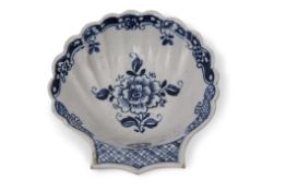 18th century Lowestoft porcelain shell dish, the moulded body decorated in underglaze blue with a