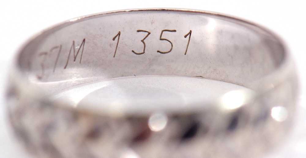 Mixed Lot: 9ct white gold wedding ring, the band engraved with a continuous heart design, together - Image 4 of 7