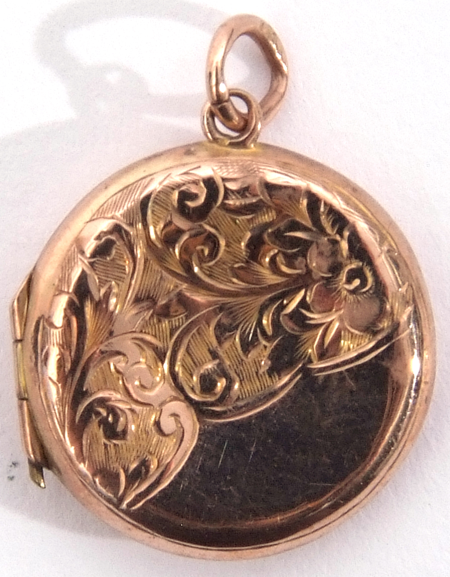 Edward VII 9ct gold circular locket with chased and engraved front and back with a foliate design, - Image 2 of 4