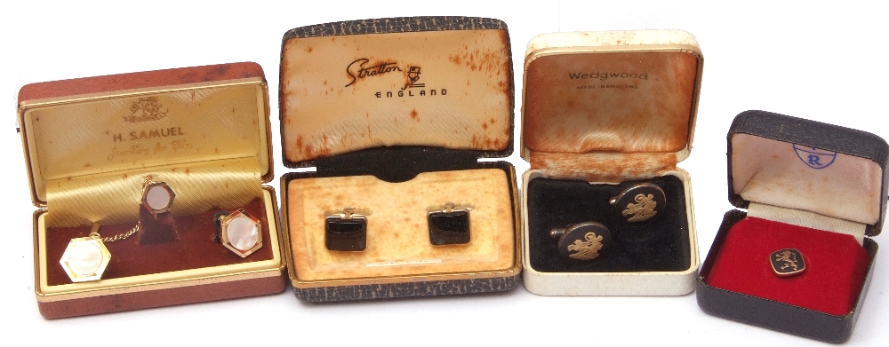 Mixed Lot: two pairs of cased vintage cuff links with swivel fittings, a matching tie pin and cuff - Image 2 of 4