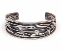 Modern white metal stylised and textured bangle, stamped 925, 22gms, in fitted box
