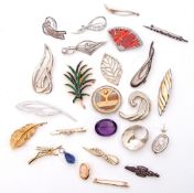 Mixed Lot: six white metal brooches, gross weight 42gms, together with 17 various costume brooches