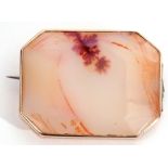 Antique agate brooch of shaped rectangular form in a plain yellow metal frame, 3.5 x 2.5cm