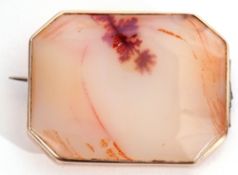 Antique agate brooch of shaped rectangular form in a plain yellow metal frame, 3.5 x 2.5cm