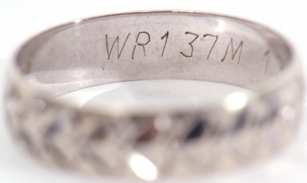 Mixed Lot: 9ct white gold wedding ring, the band engraved with a continuous heart design, together - Image 3 of 7