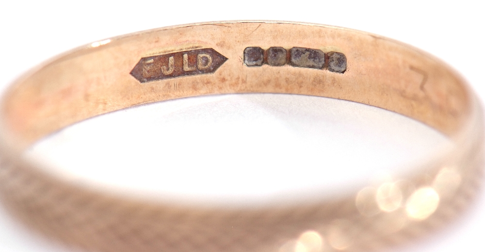 Mixed Lot: 9ct gold textured wedding band, together with a 9ct gold ring engraved with a geometric - Image 3 of 7