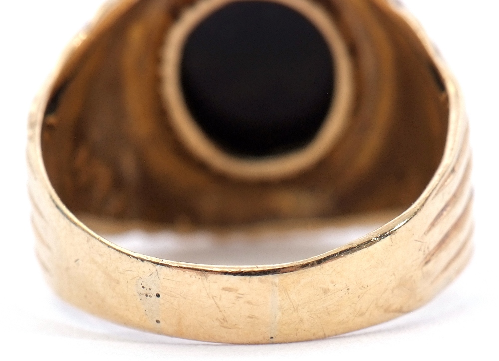 15ct stamped onyx ring, the oval shaped cabochon set in a part engraved engraved reeded mount, - Image 4 of 10