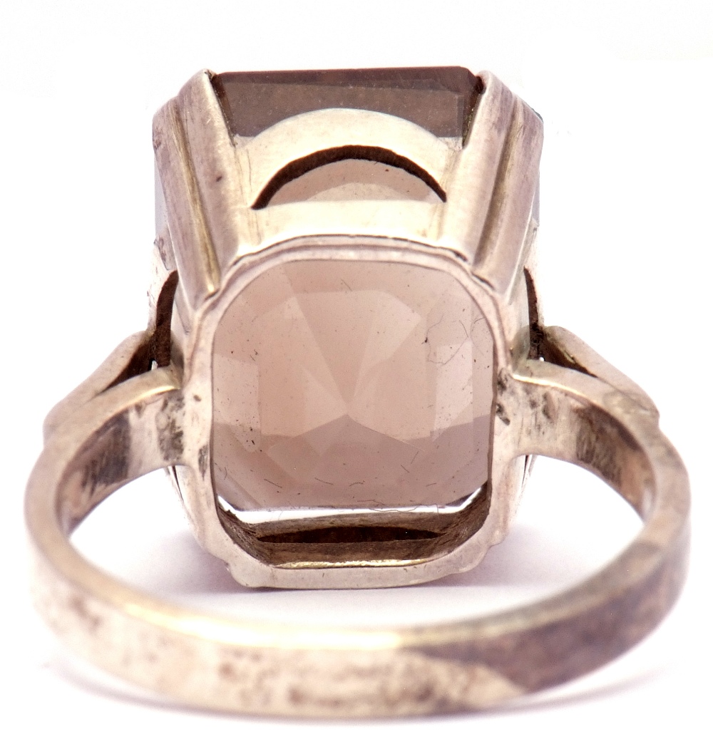 Modern stepped cut quartz dress ring raised in a pierced box white metal mount, size M - Image 4 of 6