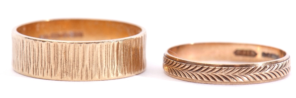 Mixed Lot: 9ct gold textured wedding band, together with a 9ct gold ring engraved with a geometric - Image 6 of 7