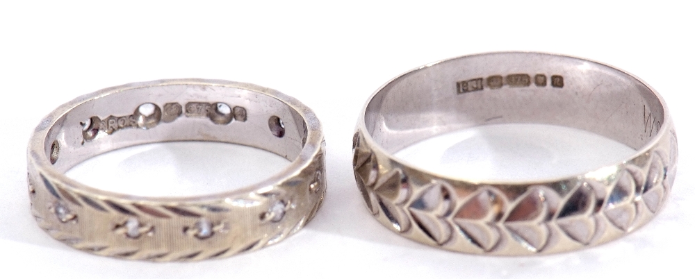 Mixed Lot: 9ct white gold wedding ring, the band engraved with a continuous heart design, together - Image 2 of 7