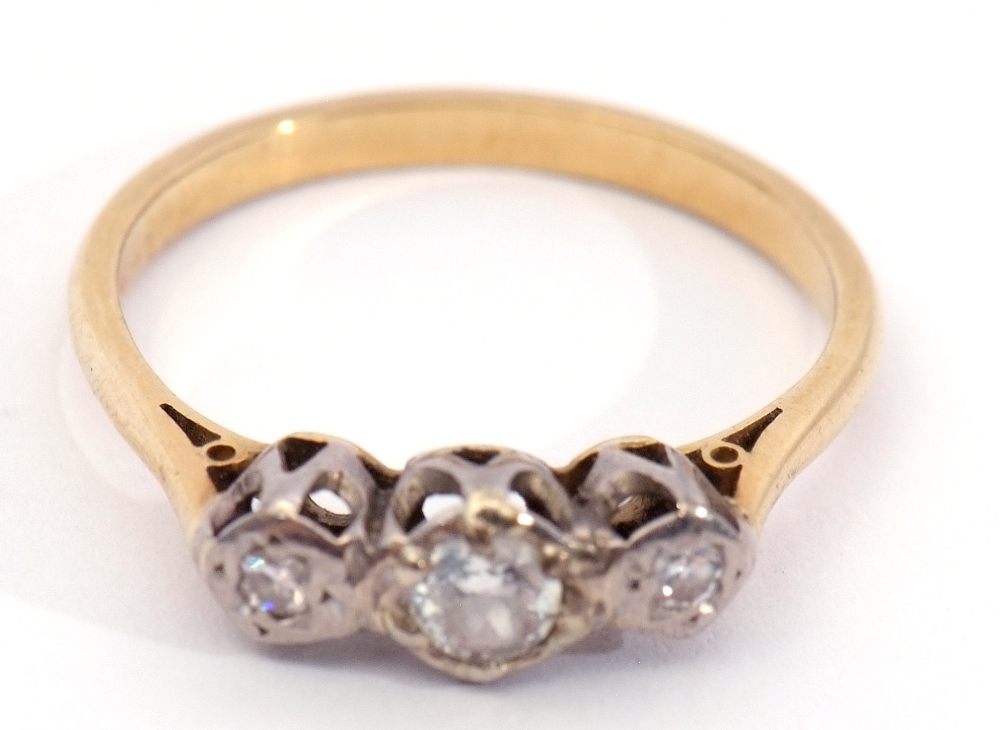 Precious metal three stone diamond ring featuring 3 graduated diamonds, each in an illusion setting, - Image 6 of 7