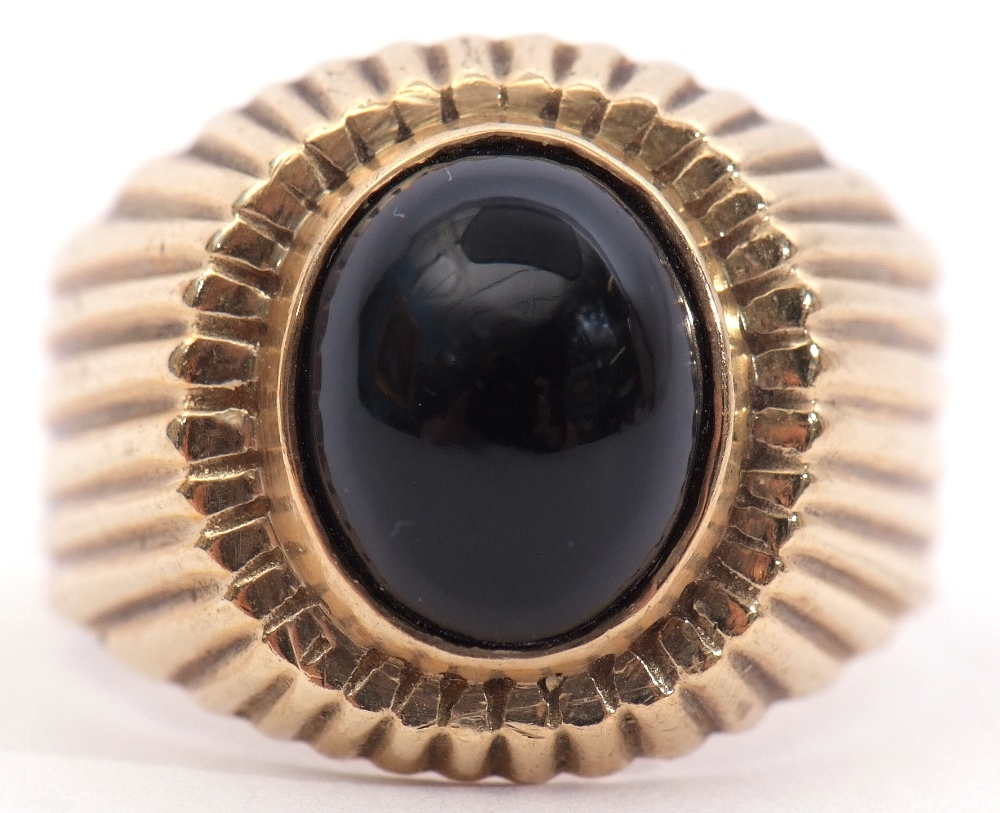 15ct stamped onyx ring, the oval shaped cabochon set in a part engraved engraved reeded mount, - Image 9 of 10