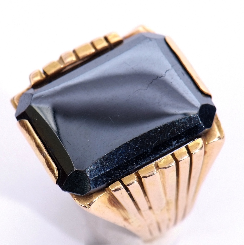 Mid-grade yellow metal and haematite signet ring, the rectangular shaped panel 18 x 9mm, raised - Image 4 of 10