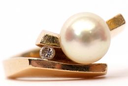 Heavy 14K stamped pearl and diamond ring, a stylised angular cross over design featuring a central