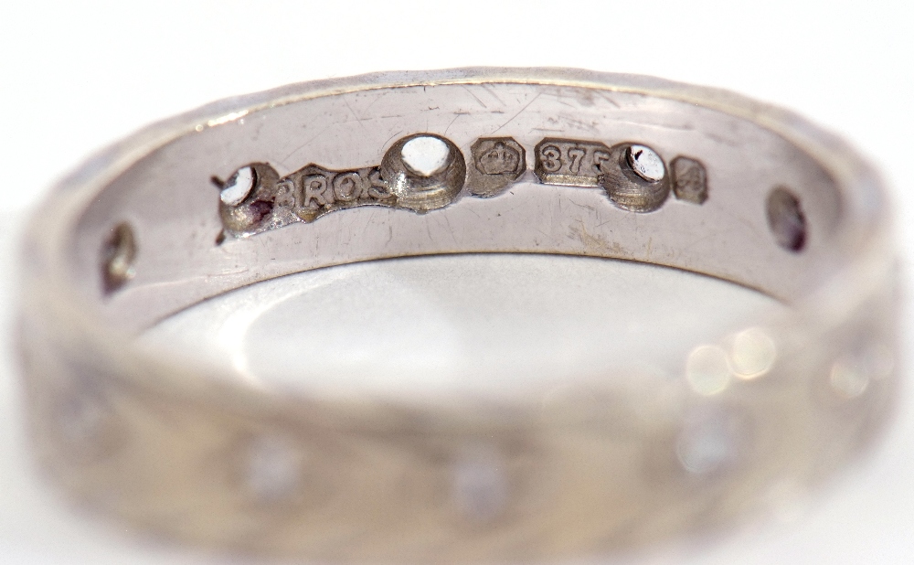 Mixed Lot: 9ct white gold wedding ring, the band engraved with a continuous heart design, together - Image 6 of 7