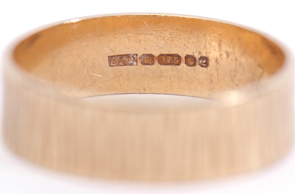 Mixed Lot: 9ct gold textured wedding band, together with a 9ct gold ring engraved with a geometric - Image 2 of 7