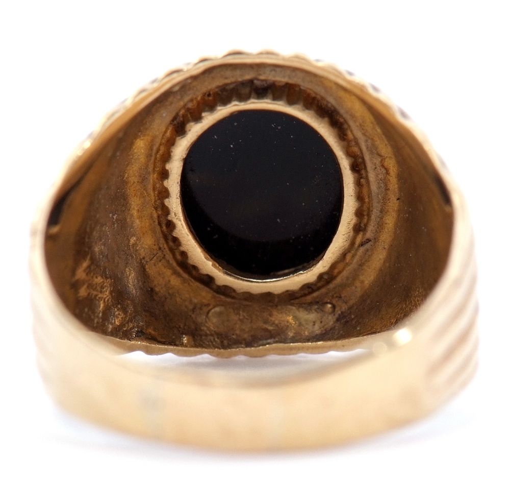 15ct stamped onyx ring, the oval shaped cabochon set in a part engraved engraved reeded mount, - Image 3 of 10