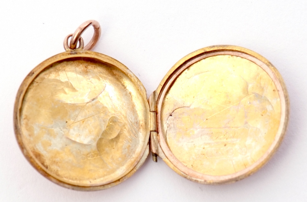 Edward VII 9ct gold circular locket with chased and engraved front and back with a foliate design, - Image 4 of 4