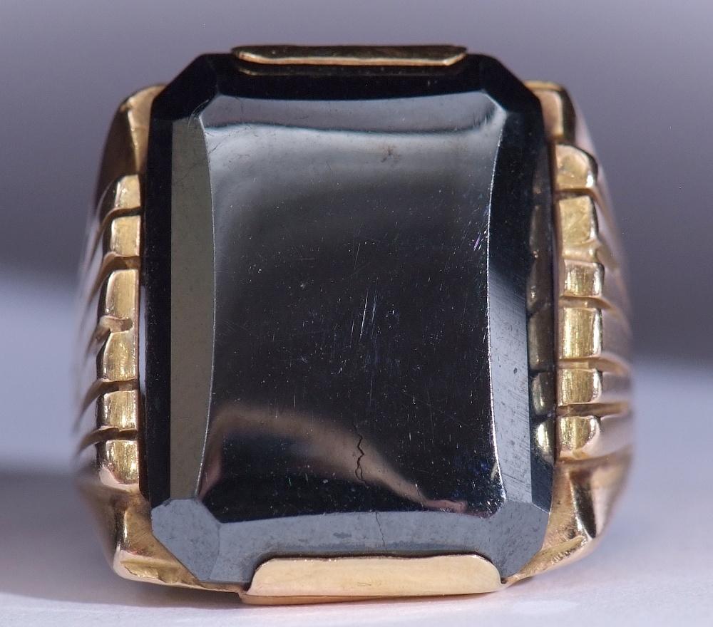 Mid-grade yellow metal and haematite signet ring, the rectangular shaped panel 18 x 9mm, raised - Image 3 of 10