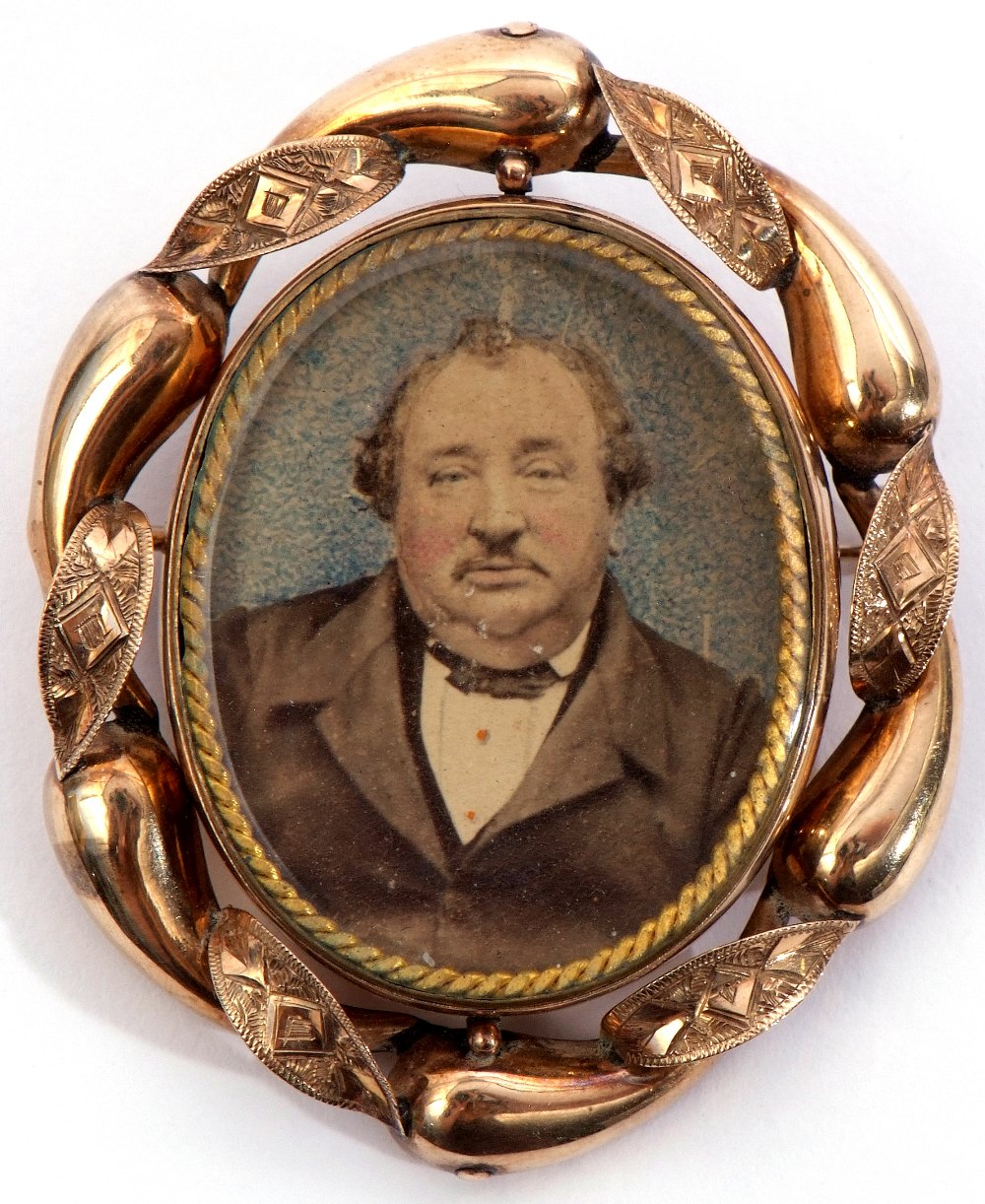 Victorian mourning brooch, the double glazed oval reversible centre with photograph of a - Image 4 of 4