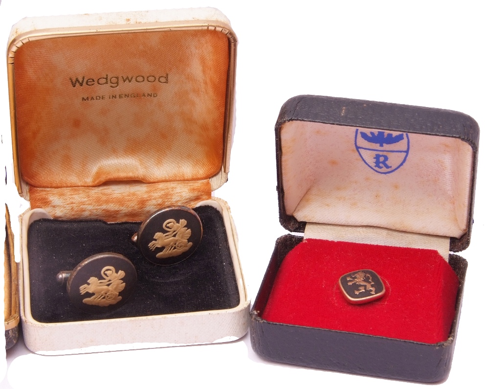 Mixed Lot: two pairs of cased vintage cuff links with swivel fittings, a matching tie pin and cuff - Image 4 of 4