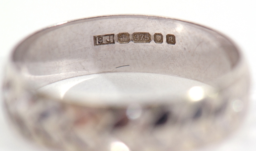 Mixed Lot: 9ct white gold wedding ring, the band engraved with a continuous heart design, together - Image 5 of 7